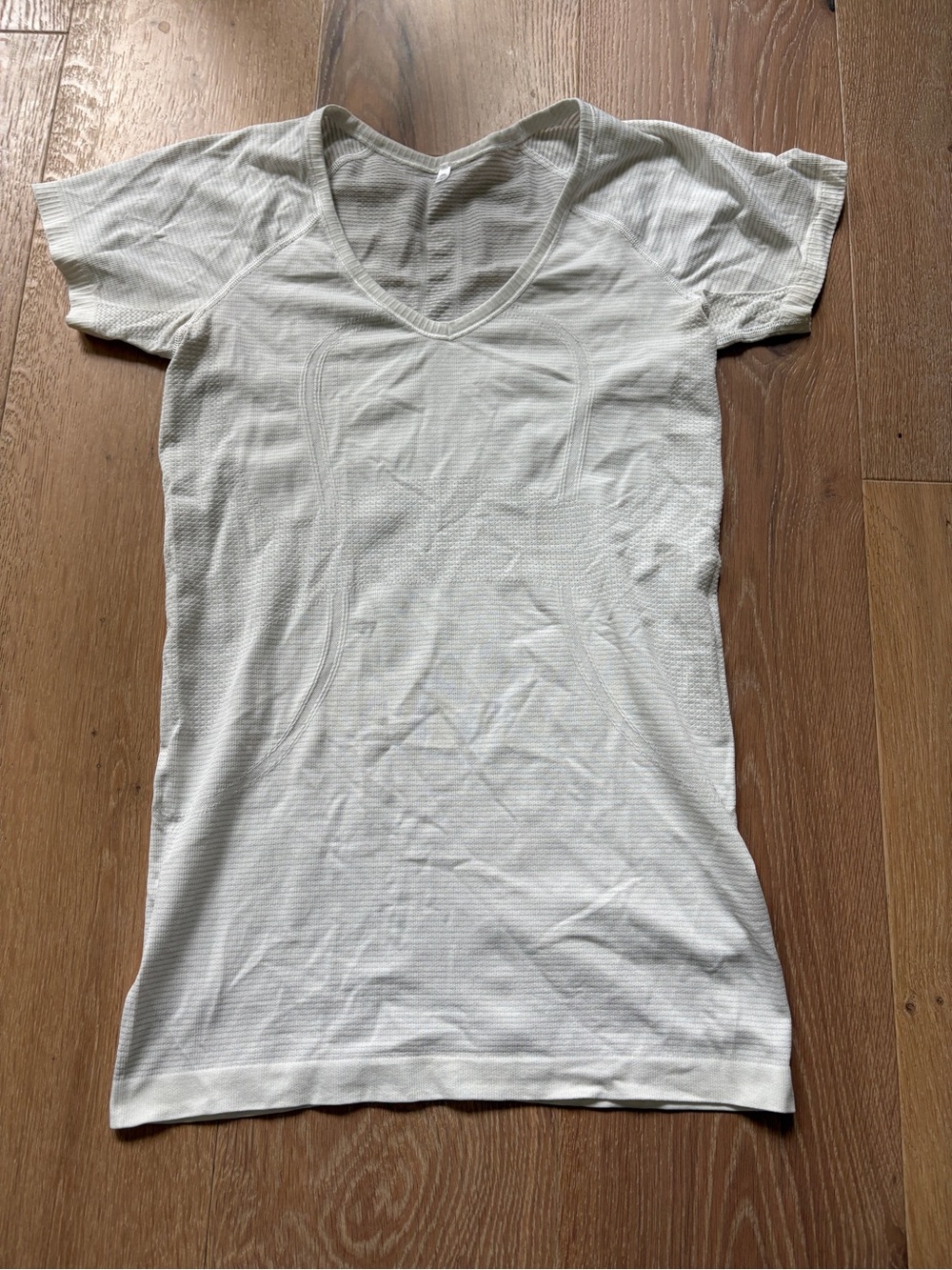 EUC Lululemon V-Neck SS swiftly white 6